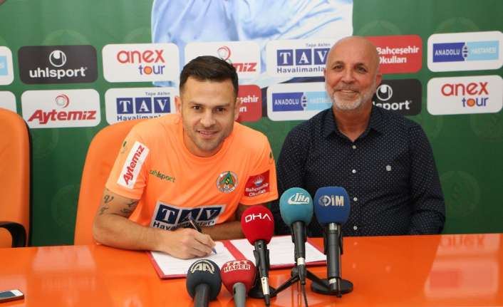 Bir dönem Beşiktaş forması giyen Brezilyalı golcü Bobo, Aytemiz Alanyaspor