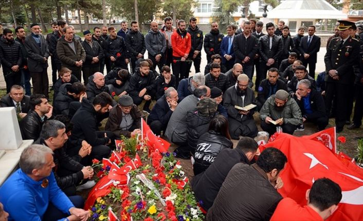 Eskişehirspor'un yönetici ve futbolcuları, Zeytin Dalı Harekatı'nda şehit düşen Binbaşı