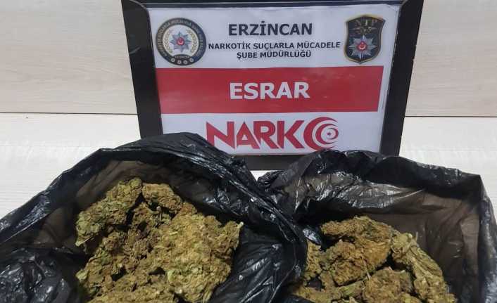 Erzincan’da düzenlenen operasyonda 75.40 gram esrar ele geçirildi.