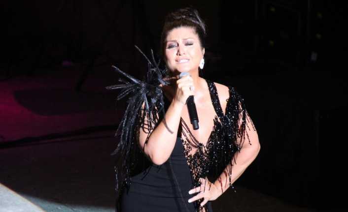 Ünlü sanatçı Sibel Can’ın Bodrum Antik Tiyatro’da verdiği konserinde izdiham