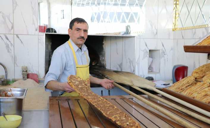 Sivas’ta dana etinden Konya’da ise kuzu etinden yapılan etli ekmek