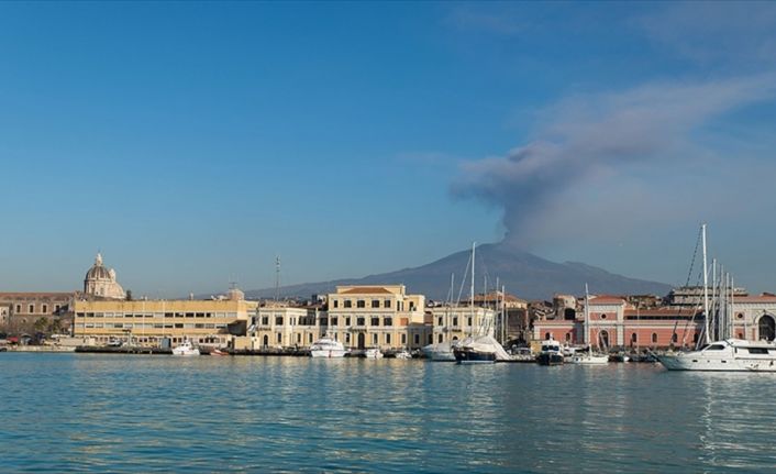 İtalya'nın Sicilya Adası'nda bulunan, Avrupa'nın en aktif volkanı Etna Yanardağı'nın