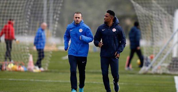 Antalyaspor'un yıldız oyuncusu Eto'o, 40 gün sonra takımla çalışmalara başladı.
