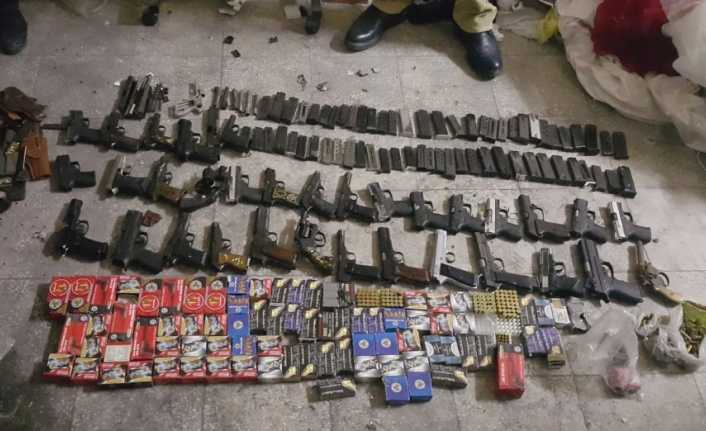 Adana’da polisin bir eve yaptığı baskında 33 adet ruhsatsız tabanca,