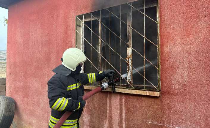 Erzincan’da bir evde çıkan yangın itfaiyenin müdahalesiyle fazla büyümeden kontrol