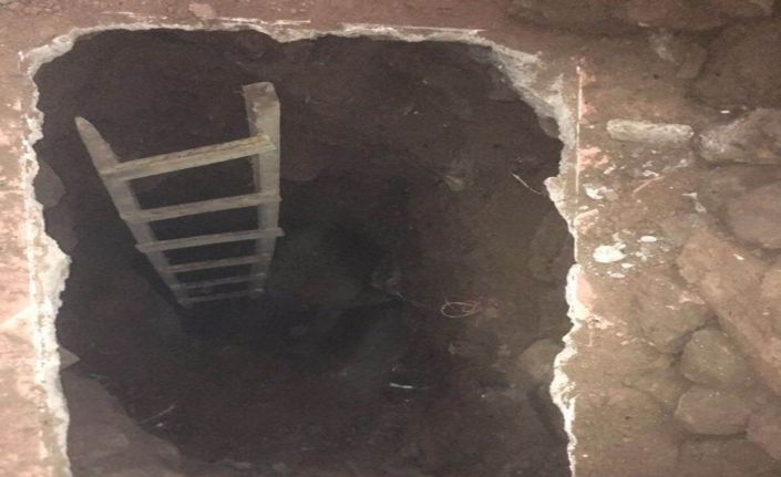 Bingöl’ün Adaklı ilçesinde bir evin mutfak bölümde kazı yapan 6