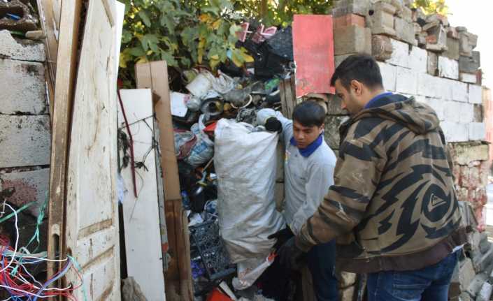 Mersin’in Tarsus ilçesindeki bir evden 22 kamyon çöp çıkarıldı.