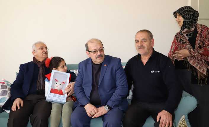 Erzincan Belediyesi evi yanan ailenin imdadına yetişti. Ailenin kira ihtiyacının
