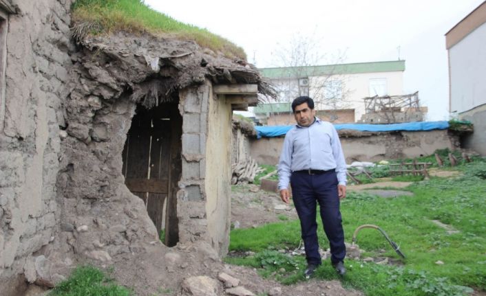 Diyarbakır’ın Sur ilçesinde evi yıkılan 6 çocuk babası engelli Ramazan