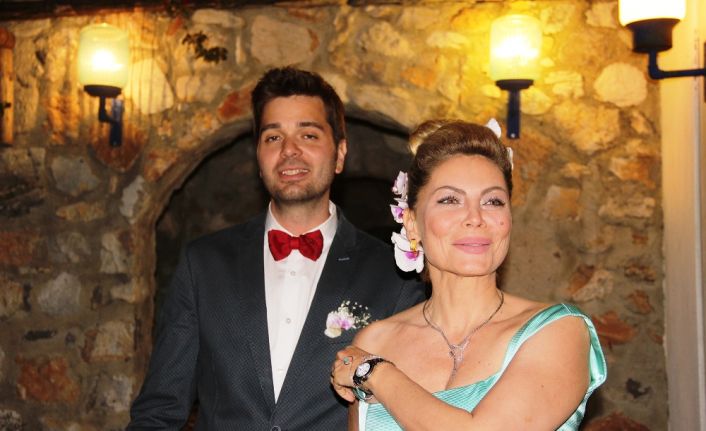 Ünlü oyuncu Seray Sever, Eray Sünbül ile nikah masasına oturdu.
