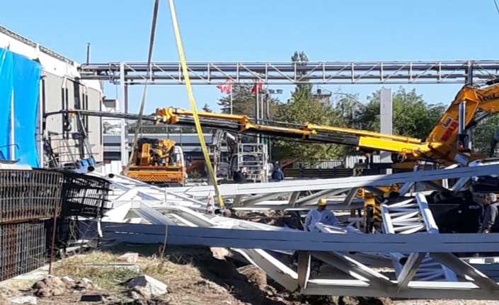 Eskişehir’de bir fabrikanın ek bina çatısının yapımı sırasında, çelik konstrüksiyonların