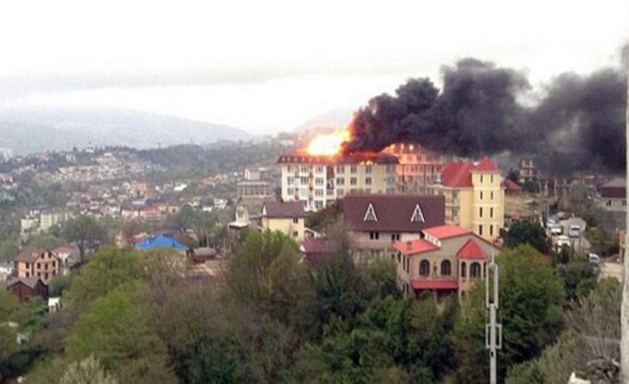 Rusya’nın Soçi kentindeki 5 katlı bir apartmanda yangın çıktı. 