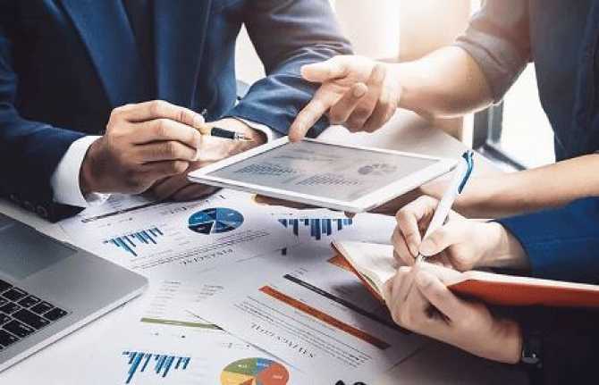 İnsanlar finansal açıdan çeşitli ihtiyaçlarını karşılamak için bankalardan kredi almaktadırlar.