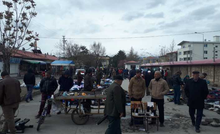 Fakirin Bit Pazarı Var Erzincan da her Pazartesi günleri bit pazarında kurulan ikinci el