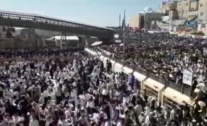 İsrail polisinin eşliğinde yüzlerce fanatik Yahudi, işgal altındaki Doğu Kudüs’te