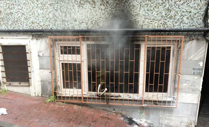 İstanbul Fatih’te bir binanın giriş katındaki dairede çıkan yangın paniğe