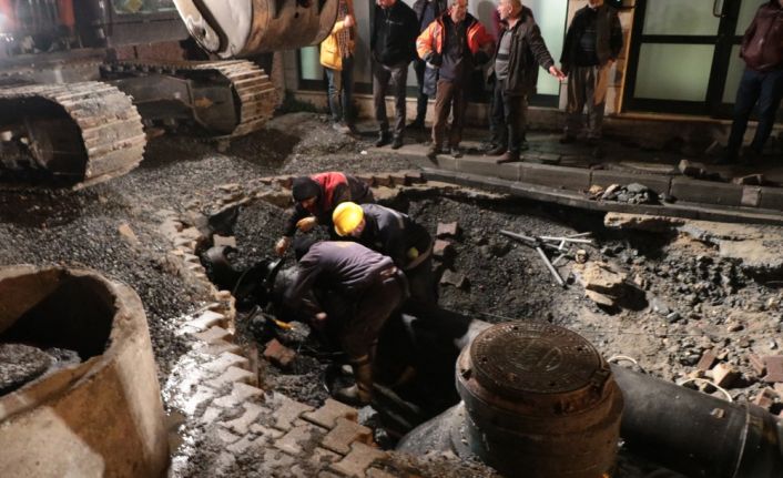 İstanbul Fatih’te alt yapı çalışmaları sırasında bir su borusunun patlaması