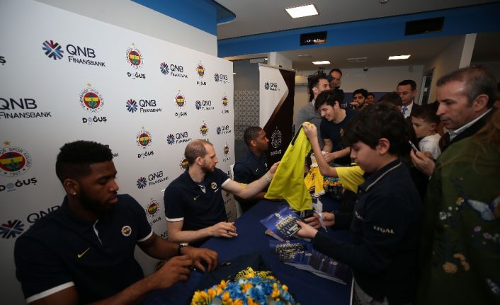 Fenerbahçe Doğuş’un basketbolcuları, taraftarlarla bir araya geldi. 
