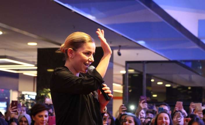 Şarkıcı Merve Özbey’den de Ece Seçkin’in başlattığı kampanyaya destek geldi.