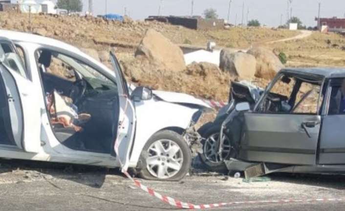 Şanlıurfa’nın Viranşehir ilçesinde iki otomobilin çarpışması sonucu meydana gelen trafik