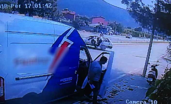 Bursa’da elektrikli motosiklet sürücüsü otomobile çarparken, o anlar güvenlik kamerasına