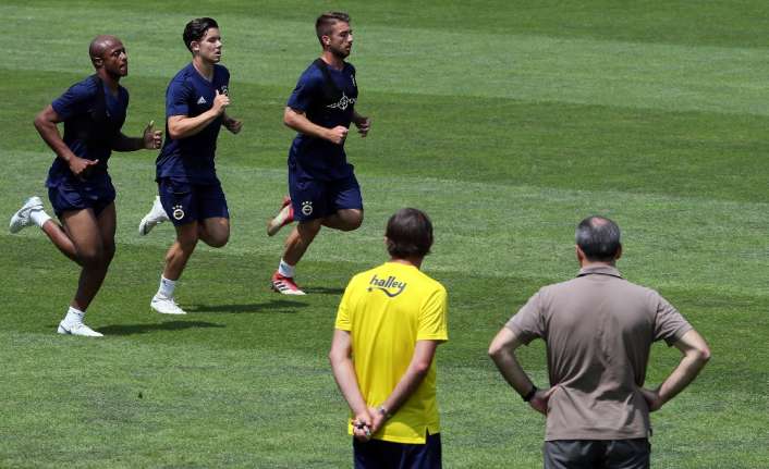 Fenerbahçe, yeni sezon hazırlarını Can Bartu Tesisleri’nde yaptığı antrenmanla sürdürürken,