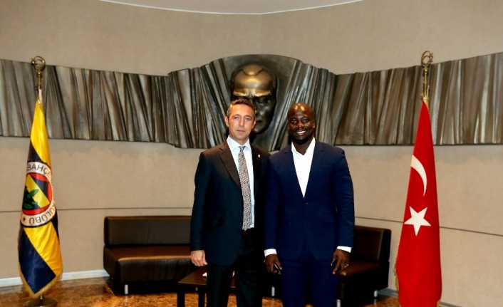 Bir dönem Fenerbahçe’de forma giyen Stephen Appiah, Fenerbahçe Başkanı Ali