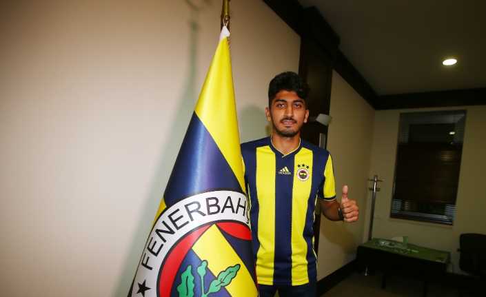 Fenerbahçe genç futbolcusu Deniz Yılmaz ile profesyonel sözleşme imzaladı. 