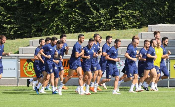 Fenerbahçe, yeni sezon hazırlıklarına bugün İsviçre Lozan’da yaptığı antrenmanla devam