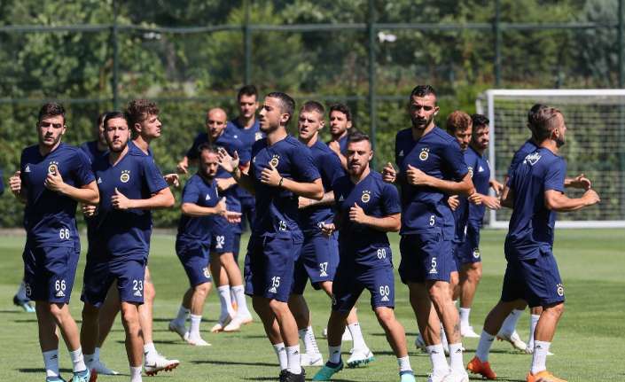 Fenerbahçe, yeni sezon hazırlıklarını tesislerde sabah saatlerinde yaptığı antrenmanla sürdürdü.