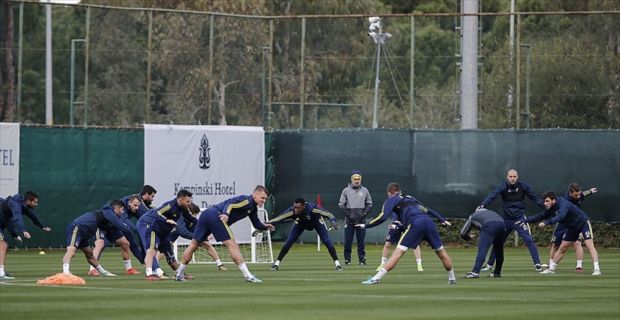 Fenerbahçe, Süper Lig'de sezonun ikinci yarısının hazırlıklarına Antalya'nın Serik ilçesine