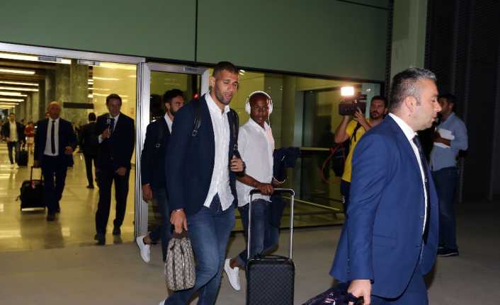 Göztepe’ye konuk olacak Fenerbahçe, karşılaşma için İzmir’e geldi.  