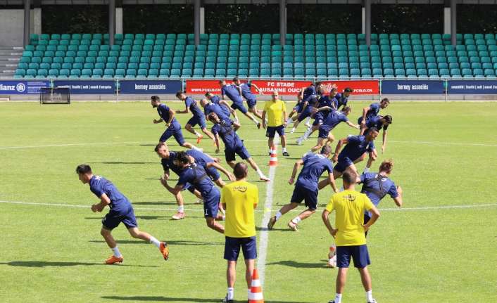 İsviçre’nin Lozan kentinde kamp yapan Fenerbahçe, hazırlıklarını sabah saatlerinde yaptığı