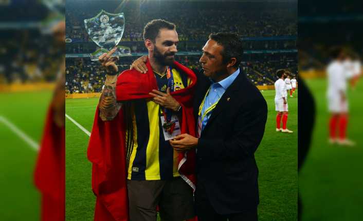 Fenerbahçe-Benfica maçı öncesinde Milli Atlet Ramil Guliyev’e plaket verildi. 