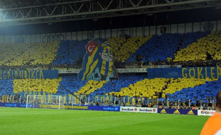 Fenerbahçe-Beşiktaş derbisinde sarı-lacivertli taraftarlar derbi için özel koreografi gösterisi yaptı.