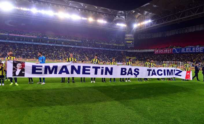 Fenerbahçeli futbolcular, Ankaragücü maçı öncesi 29 Ekim Cumhuriyet Bayramı’nı kutladı.