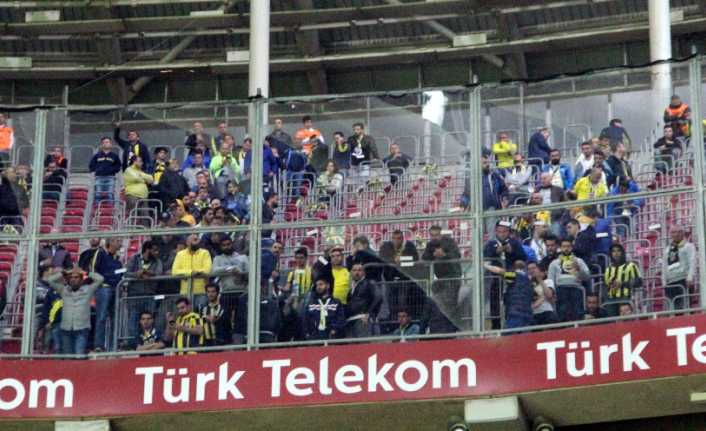 Fenerbahçeli taraftarlar, bir taraftarın