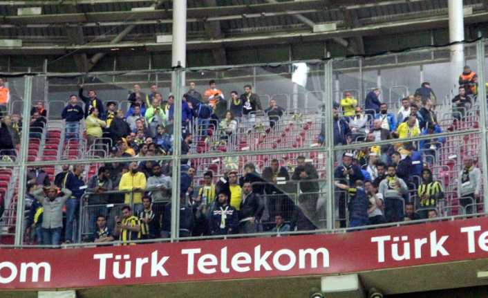 Fenerbahçeli taraftarlar, bir taraftarın vefat haberinin gelmesinin ardından ikinci yarıda