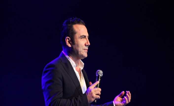 Ünlü sanatçı Ferhat Göçer, Harbiye’de verdiği konserde, doktorlara ve sağlık