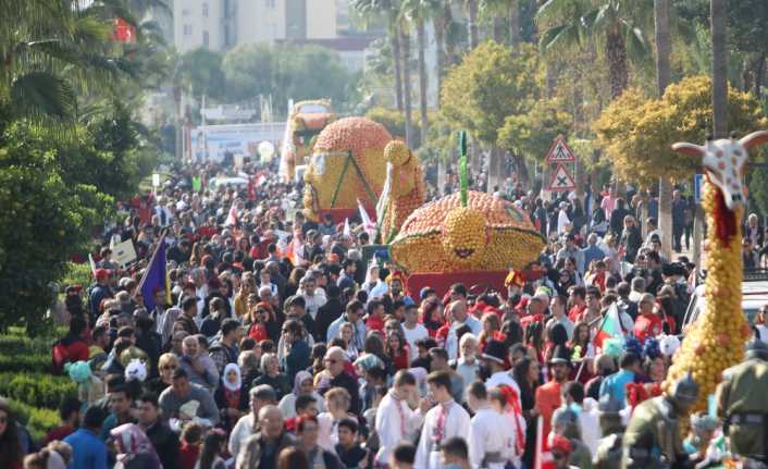 Mersin’de bu yıl 6. kez düzenlenen Uluslararası Narenciye Festivali, kortej