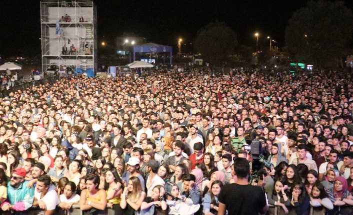 Van’ın Gevaş ilçesinde düzenlenen ‘Gezgin Fest Van’ festivalinde sahne alan