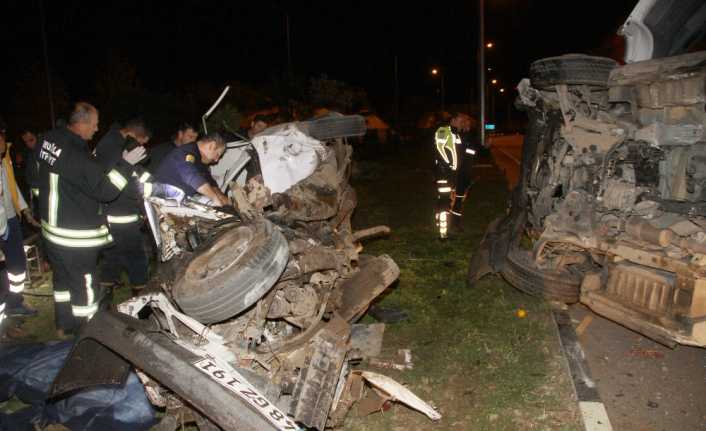 Muğla’nın Fethiye ilçesinde limon yüklü kamyon ile otomobilin çarpışması sonucu