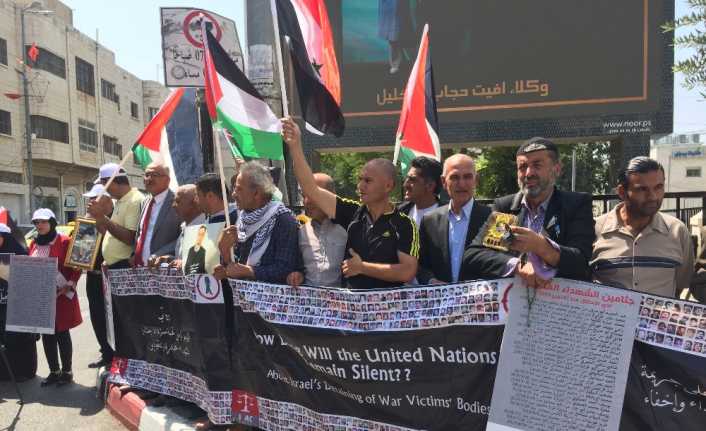 İşgal altındaki Batı Şeria’da İsrail tarafından katledilen Filistinlilerin aileleri, yakınlarının