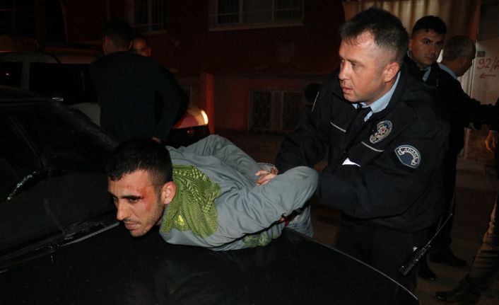 Adana’da polisi ‘dur’ ihtarına uymayan bir sürücü polis araçlarına çarparak
