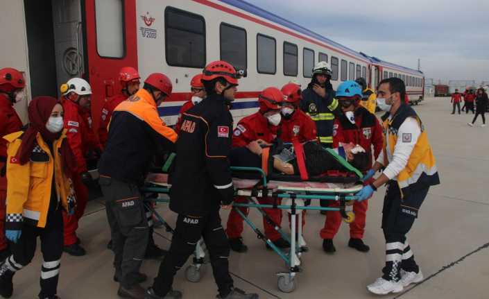 Acil Sağlık Hizmetleri Haftası kapsamında Eskişehir’de düzenlenen ‘tren kazası’ tatbikatı