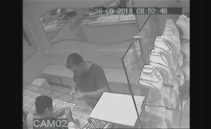 Adana’da bir kişi, filmlerden gördüğü yöntemlerle önce anketçi kılığına girerek