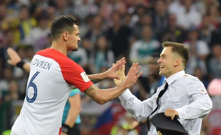 Rusya’da düzenlenen Dünya Kupası final maçının sonunda sahaya giren kadın