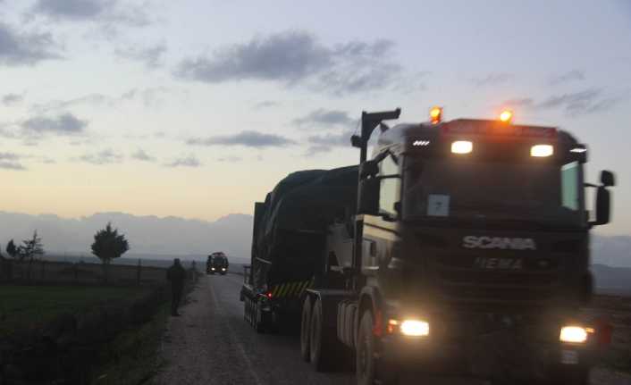Kilis’ten Fırat’ın doğusundaki Suriye sınırına tank ve fırtına obüs sevkiyatı