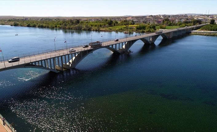 Fırat Nehri sayesinde sahil kasabasını andıran Şanlıurfa'nın Birecik ilçesi, nesli