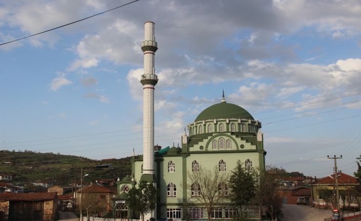 Çanakkale’nin Çan ilçesine bağlı Bahadırlı Köyünde cami minaresinin külahı fırtınaya